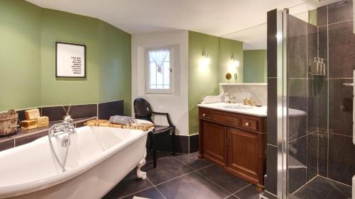 une salle de bain avec une baignoire, une douche et un lavabo dans l'établissement Mas des Alpilles au cœur de la nature avec piscine, à Maussane-les-Alpilles