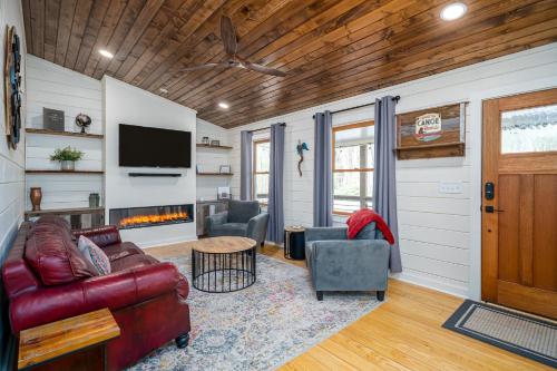 The Deer Inn of Ellijay w Pool Table and FirePit