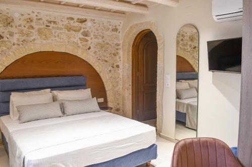 En eller flere senge i et værelse på Philikon Luxury Suites