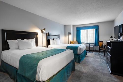 Postel nebo postele na pokoji v ubytování Ramada by Wyndham Surrey/Langley