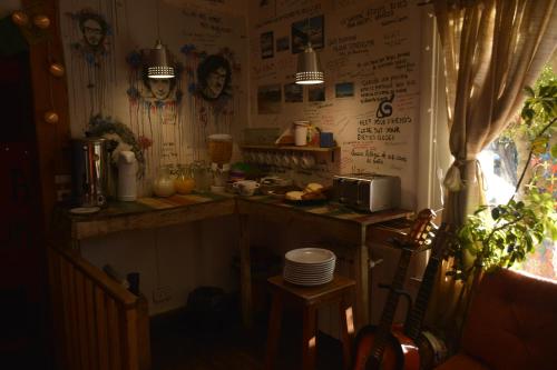 HOPA-Home Patagonia Hostel في سان كارلوس دي باريلوتشي: مطبخ مع كونتر وقمة كونتر