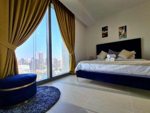 Un pat sau paturi într-o cameră la Luxury Marina Apartment 1
