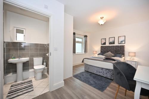 ein Schlafzimmer mit einem Bett, einem Waschbecken und einem WC in der Unterkunft Luxury 2 Bedroom, 2 Bath apartment, prime location in Harrow on the Hill