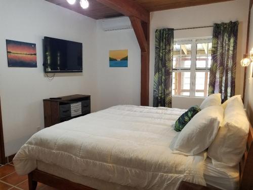 The BNB on Triggerfish Close to the airportにあるベッド