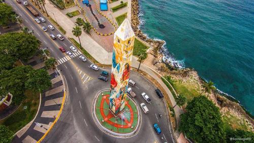 uma vista aérea de um monumento perto do oceano em Hostal Mi Rincón em Santo Domingo