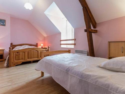 ein Schlafzimmer mit einem großen Bett im Dachgeschoss in der Unterkunft Gîte Saint-André-des-Eaux, 4 pièces, 8 personnes - FR-1-306-1125 in Saint-André-des-Eaux