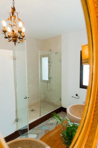 a bathroom with a shower and a sink and a mirror at Ático Imperial GARAJE GRATIS Céntrico Terraza Aire Acond Solarium 2 baños wifi a 1minuto de la Plaza Cabildo in Sanlúcar de Barrameda