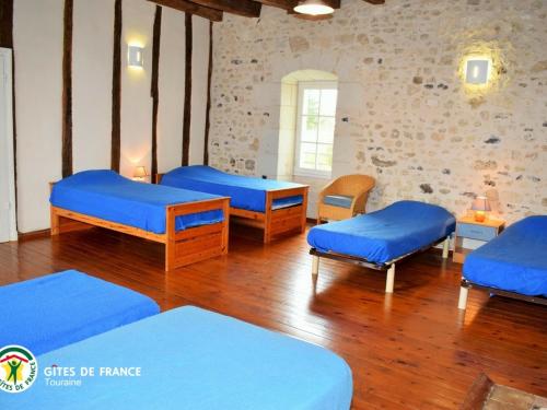 Cama ou camas em um quarto em Gîte Bossay-sur-Claise, 5 pièces, 15 personnes - FR-1-381-514
