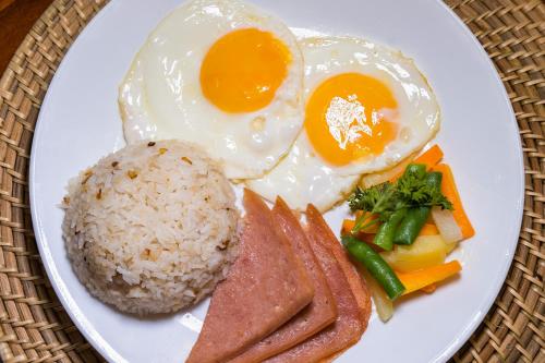 Makanan di atau berdekatan hotel