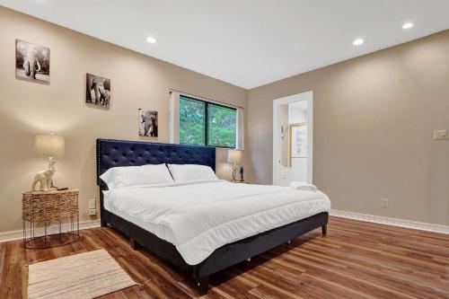 Łóżko lub łóżka w pokoju w obiekcie Modern 6br Villa Resort Style Pool On Golf Course