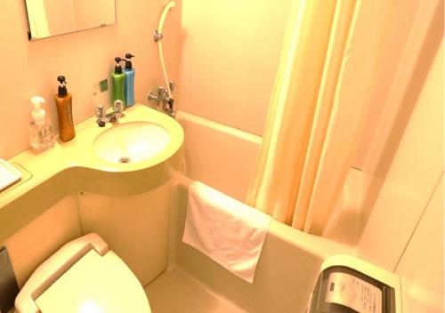 La salle de bains est pourvue d'un lavabo, de toilettes et d'une douche. dans l'établissement Ichinomiya City Hotel, à Ichinomiya