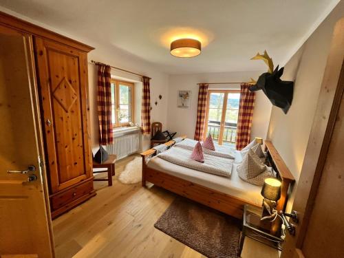 a small bedroom with a bed and a window at Ferienhaus Heimhof in Garmisch-Partenkirchen