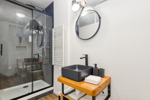 a bathroom with a sink and a shower at Bien-être et bonheur au pied des Thermes in Allevard