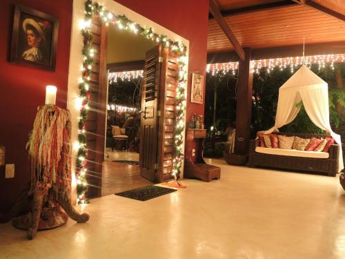 a living room with christmas lights and a door at Terra Dos Goitis - Chalés - Pipa in Pipa