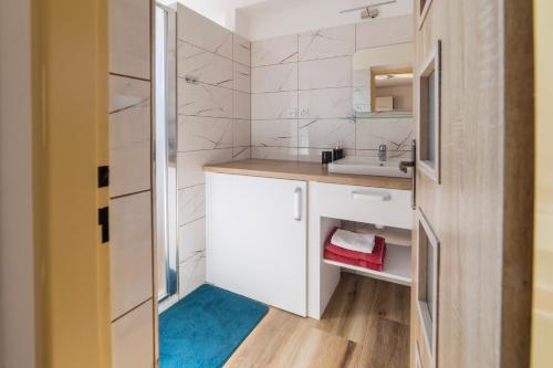 un bagno con lavandino e specchio di Ubytování U Vávrů a Jižná
