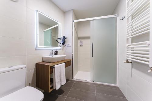 a white bathroom with a sink and a shower at PENSIÓN CASA ELENA *** in Arzúa