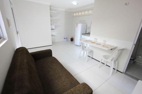 uma sala de estar com um sofá e uma mesa em Residencial Santa Lucia em Fortaleza