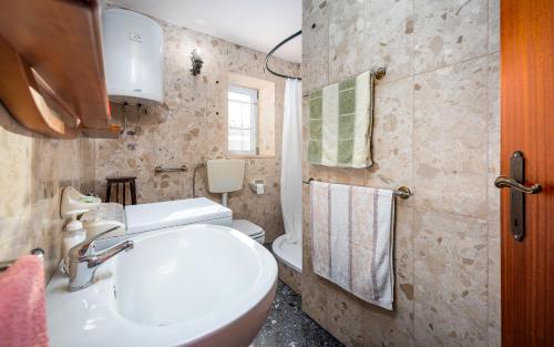 Ένα μπάνιο στο Holiday Home Mia&Emi