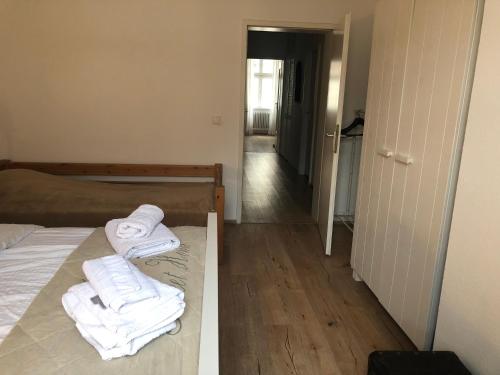 pokój z łóżkiem z ręcznikami w obiekcie Philosophen und Neckarblick Apartment w mieście Heidelberg