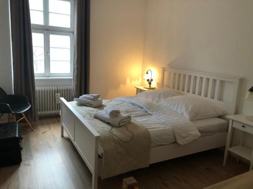 Tempat tidur dalam kamar di Philosophen und Neckarblick Apartment