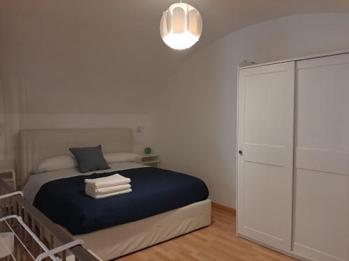 sypialnia z łóżkiem i białą szafą w obiekcie Casa PlaLu' w mieście Ischia