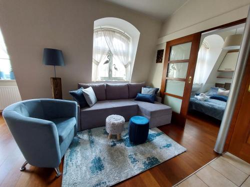 sala de estar con sofá y silla en JM Sopot Apartament Monte, en Sopot