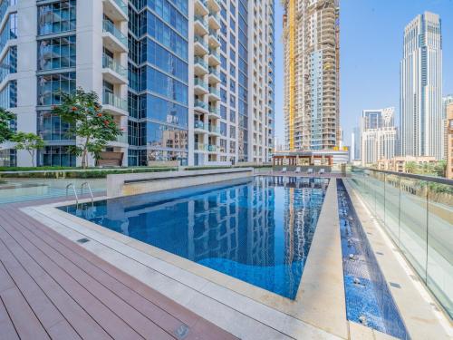 Swimming pool sa o malapit sa Art-inspired apartment amidst Downtown Dubai