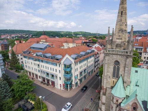 - une vue aérienne sur une ville et une église dans l'établissement Göbel's Sophien Hotel, à Eisenach