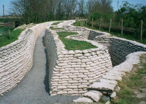 a long stone wall on a dirt road at Vakantiehuisje aan de Ijzer in Diksmuide