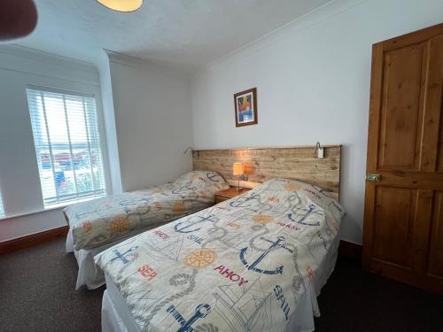ゴーレストン・オン・シーにある“The Reach” Lovely 2 bed house in Gorleston on Seaのベッドルーム1室(ベッドカバー付)