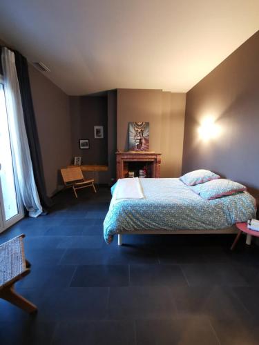 une chambre avec un lit et une table dans l'établissement La villa Marseillanaise, à Marseillan