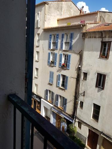 AJACCIO CENTRE VIEILLE VILLE IMPÉRIALE TT CONFORT TTES COMMODITÉS 3 a 4 PERs CATHÉDRALE A 300M MER PORT MARCHE LOCAL PLAGES