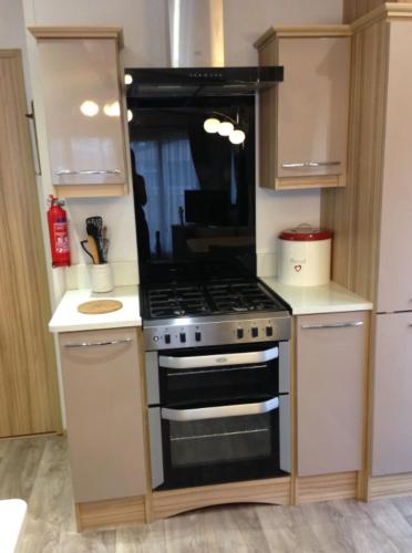 Una cocina o zona de cocina en Squirrel Lodge (Unit 7)