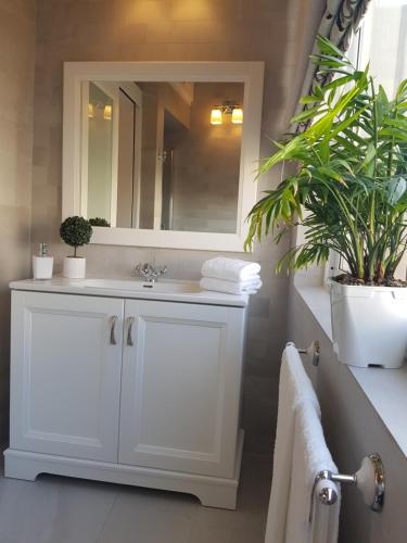 a bathroom with a white sink and a mirror at Tal-Kampjin in Mellieħa