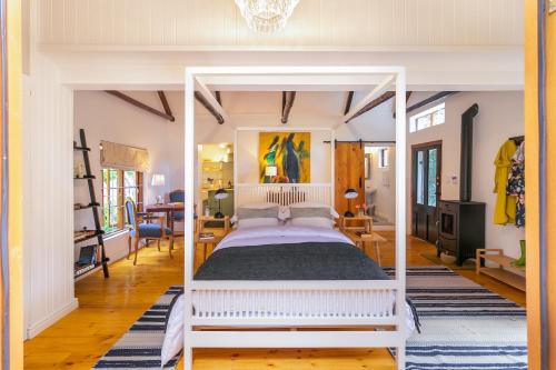 a bedroom with a white bed in a room at Ganzvlei Manor Cottage in Knysna
