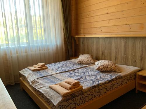 Кровать или кровати в номере Туристичний комплекс ВОРОХТА 365 Turistichesky Kompleks Vorokhta 365