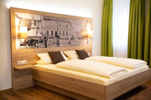 um quarto com duas camas com uma fotografia na parede em Der Patrizierhof - Weingut Gasthof Hotel - Familie Grebner em Großlangheim