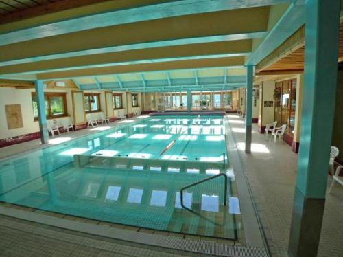 - une grande piscine dans un bâtiment dans l'établissement Mondzeu C261, à Bagnes