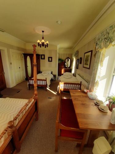 Postel nebo postele na pokoji v ubytování Ardgort Country House