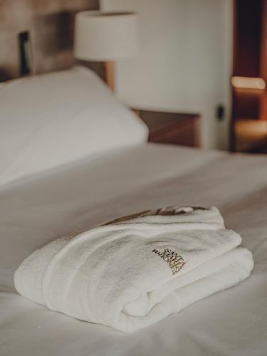 a pair of towels sitting on a bed at Santa María Briones in Briones