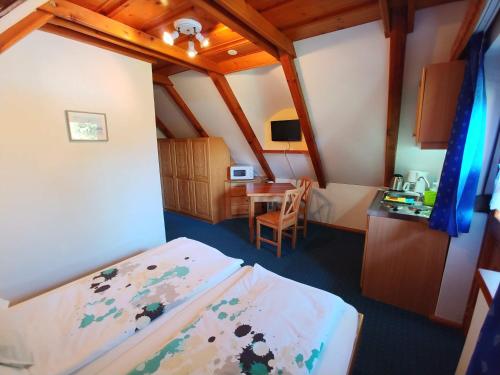 Posteľ alebo postele v izbe v ubytovaní Zöld sziget Apartmanház
