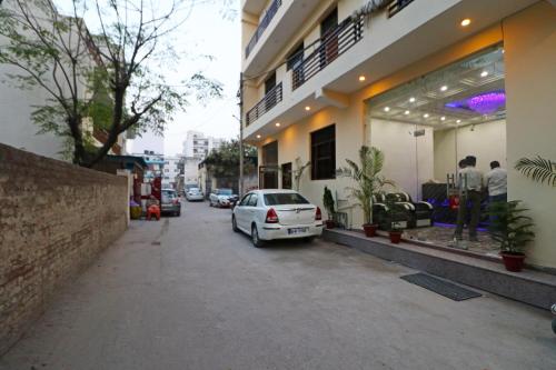 un coche blanco estacionado frente a un edificio en Hotel Airlift INN at Delhi Airport, en Nueva Delhi