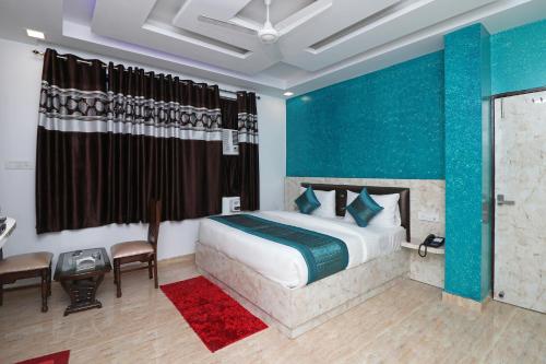 a bedroom with a bed and a blue wall at Hotel Airlift at Delhi Airport in New Delhi