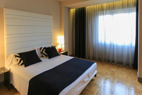 Postel nebo postele na pokoji v ubytování Habitus Hotel Leyre