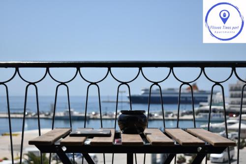 ティノス・タウンにあるFlisvos Apartmentsのギャラリーの写真