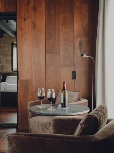 a room with a table with two glasses of wine at Santa María Briones in Briones