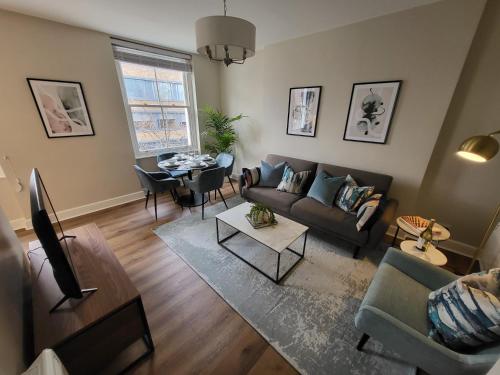 un soggiorno con divano e tavolo di 1 Bed Apartment Russell Square a Londra