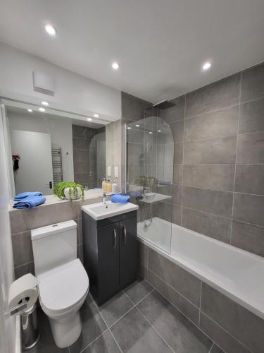 ein Badezimmer mit einem WC, einem Waschbecken und einer Badewanne in der Unterkunft 1 Bed Apartment Russell Square in London