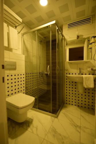 Ένα μπάνιο στο Narcis Apart Hotel