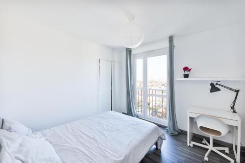 Un pat sau paturi într-o cameră la Chambre Privée - TOUT CONFORT - WIFI